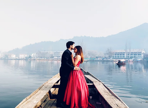 Honeymoon in Kashmir: Where Romance Meets Nature's Splendor