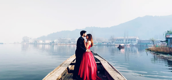Honeymoon in Kashmir: Where Romance Meets Nature's Splendor