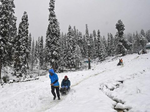 Gulmarg's Scenic beauty unmatched after early Snowfall, Attracting Tourists from all over India