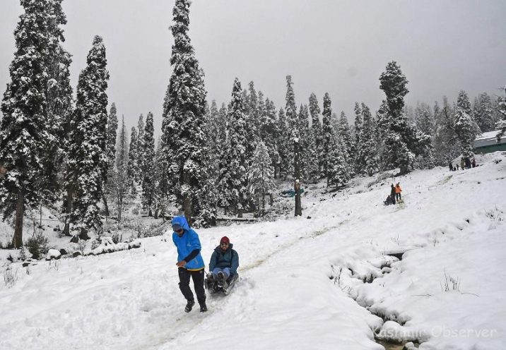 Gulmarg's Scenic beauty unmatched after early Snowfall, Attracting Tourists from all over India