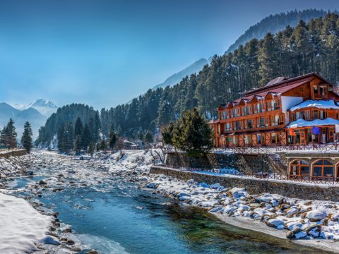 Tourists Flock to Kashmir Amid Freezing Temperatures and Breathtaking Scenic Beauty
