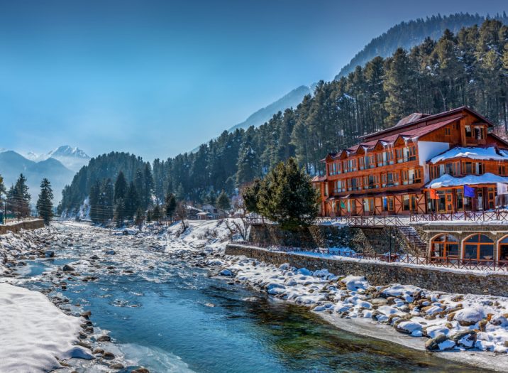 Tourists Flock to Kashmir Amid Freezing Temperatures and Breathtaking Scenic Beauty