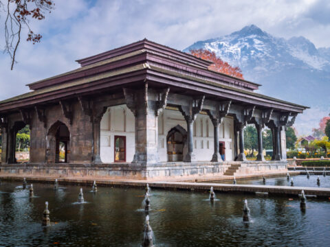 Srinagar Tourism Guide – Dal Lake, Mughal Gardens & Local Cuisine