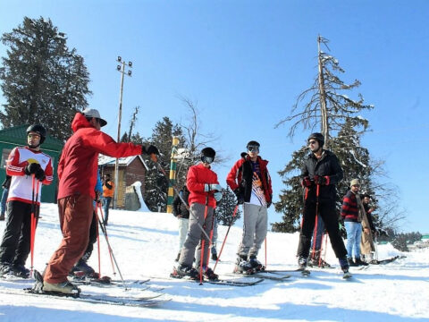 Winter in Kashmir – Snow Activities, Skiing & Christmas Tours