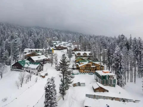 Kashmir Back in Frame: Film Shoots Return to Pahalgam as Snowfall Turns Gulmarg & Sonamarg into Winter Wonderlands