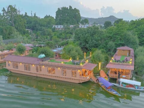 Srinagar Houseboat Packages 2025–26: Live the Legacy on Kashmir’s Timeless Waters