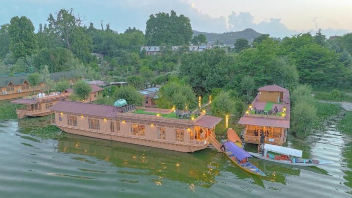 Srinagar Houseboat Packages 2025–26: Live the Legacy on Kashmir’s Timeless Waters