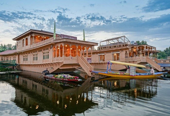 Kashmir Houseboats vs Hotels: What Families Must Know Before Booking | JKL Travels Kashmir Tour Guide 2026