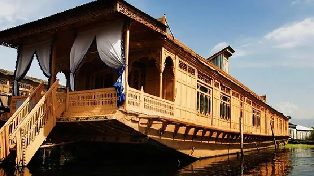 Why a Kashmir Houseboat Stay Should Top Your 2026 Travel List | Dal Lake, Nigeen & Jhelum Guide