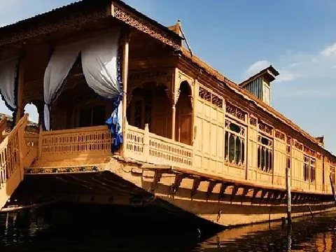Why a Kashmir Houseboat Stay Should Top Your 2026 Travel List | Dal Lake, Nigeen & Jhelum Guide